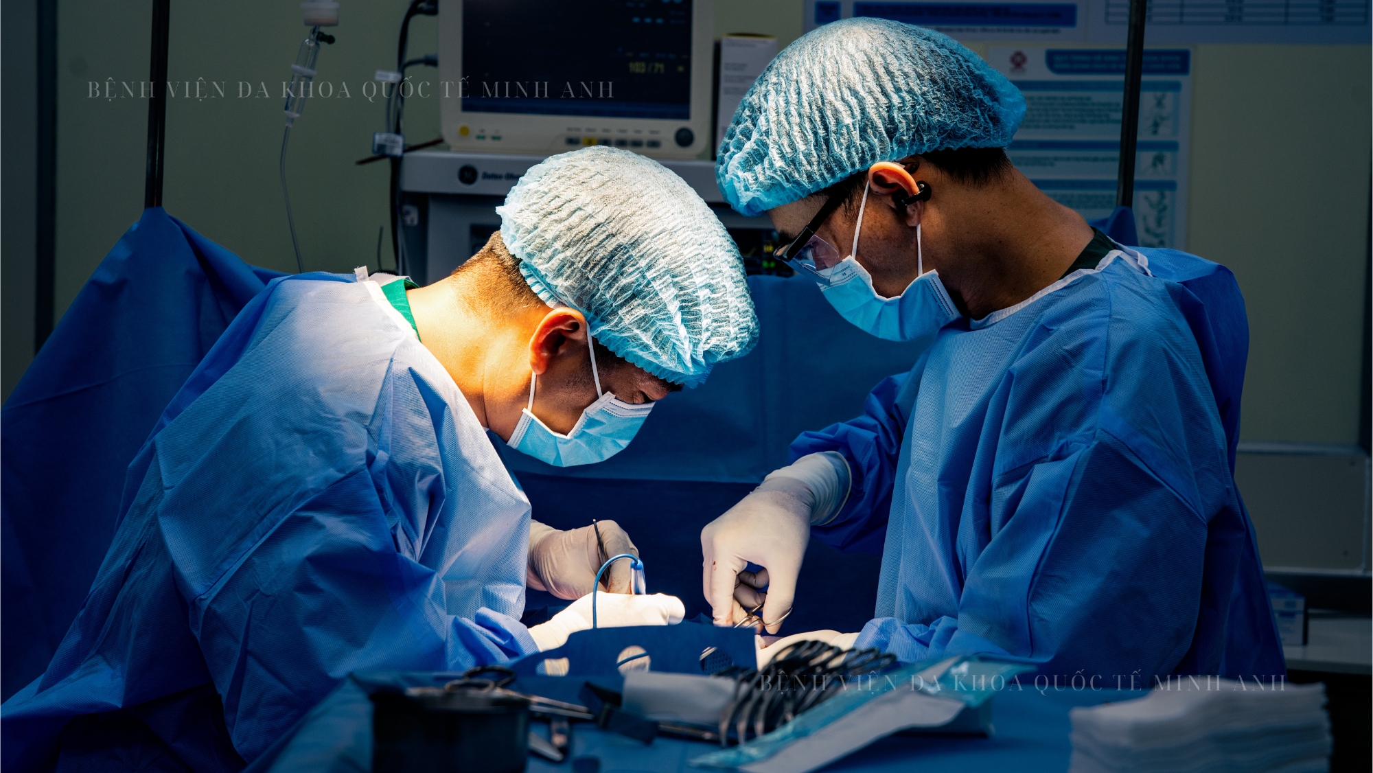 Bác sĩ đang thực hiện ca phẫu thuật Bướu giáp tại BVQT Minh Anh