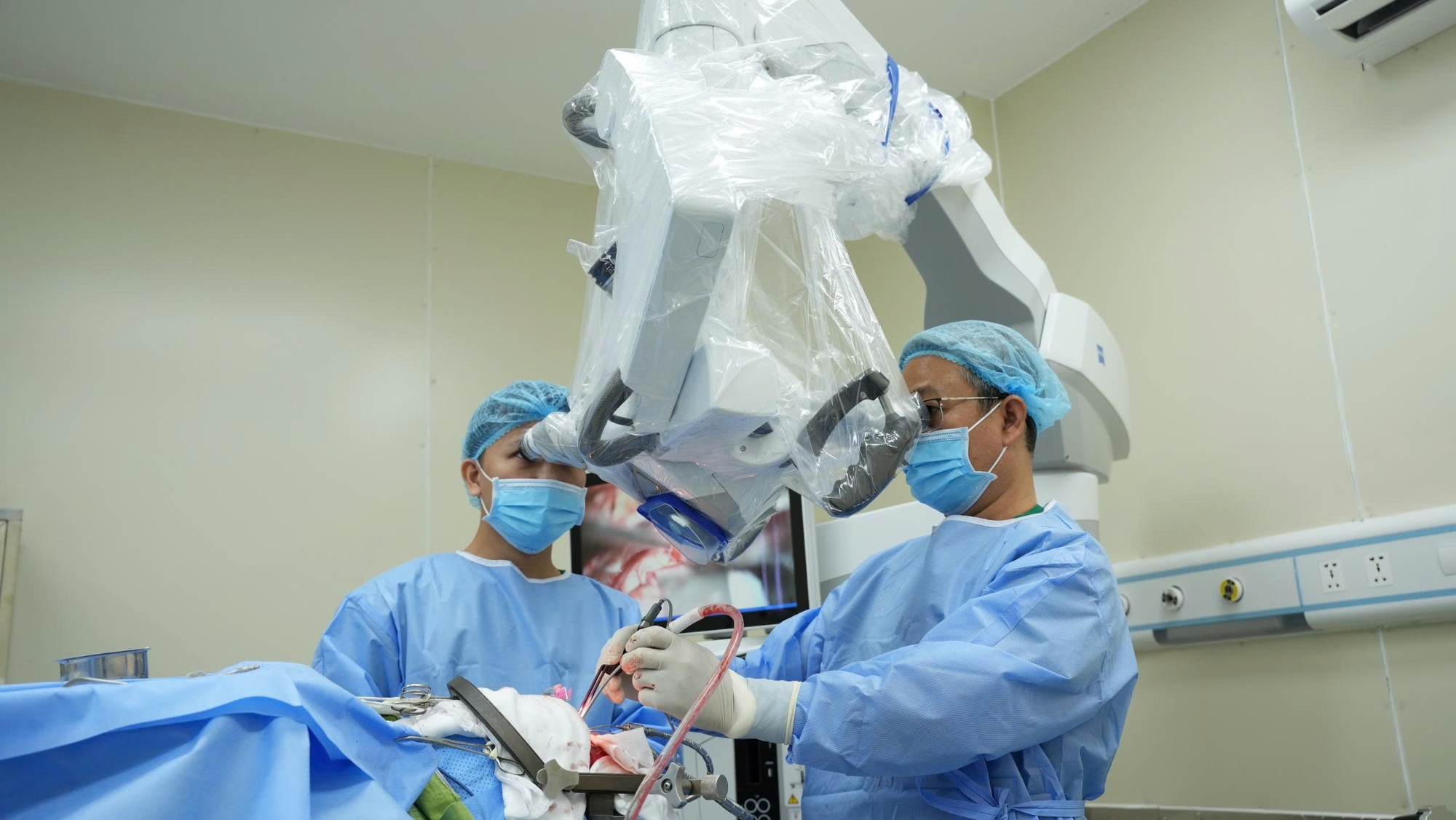 BS Đỗ Văn Long đang thực hiện ca phẫu thuật tại Bệnh viện Đa khoa Quốc Tế Minh Anh