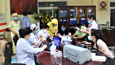 Nhân viên BVQT Minh Anh tích cực làm hồ sơ chuẩn bị hiến máu