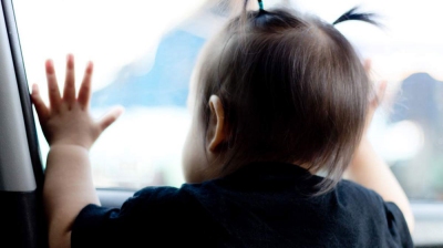 Cảnh giác sốc nhiệt ở trẻ khi ngồi trong ô tô