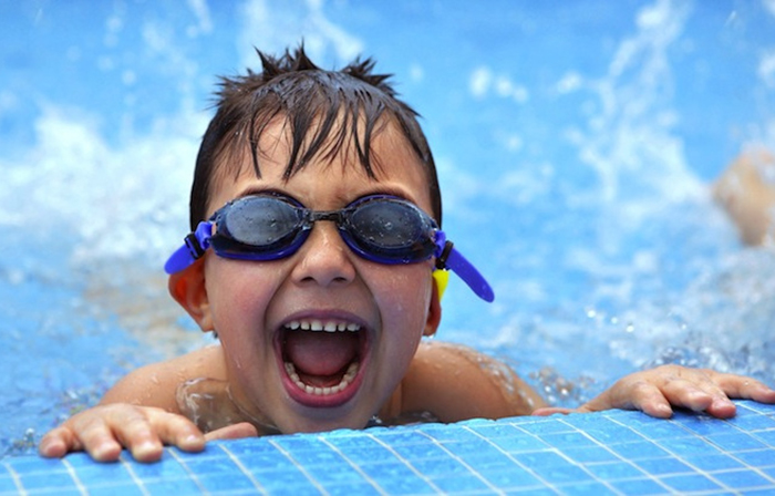 Cho trẻ đi bơi là tốt, nhưng cần có phương cách giúp trẻ tránh bị viêm tai giữa
