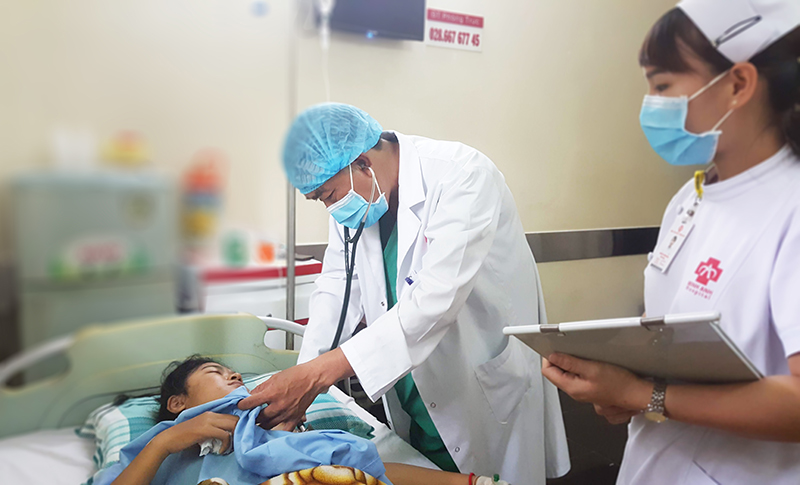 H 4 BS Nguyễn Công Nhựt Trưởng khoa Phẫu thuật Gây mê Hồi sức kiểm tra sức khỏe bệnh nhân sau ca mổ