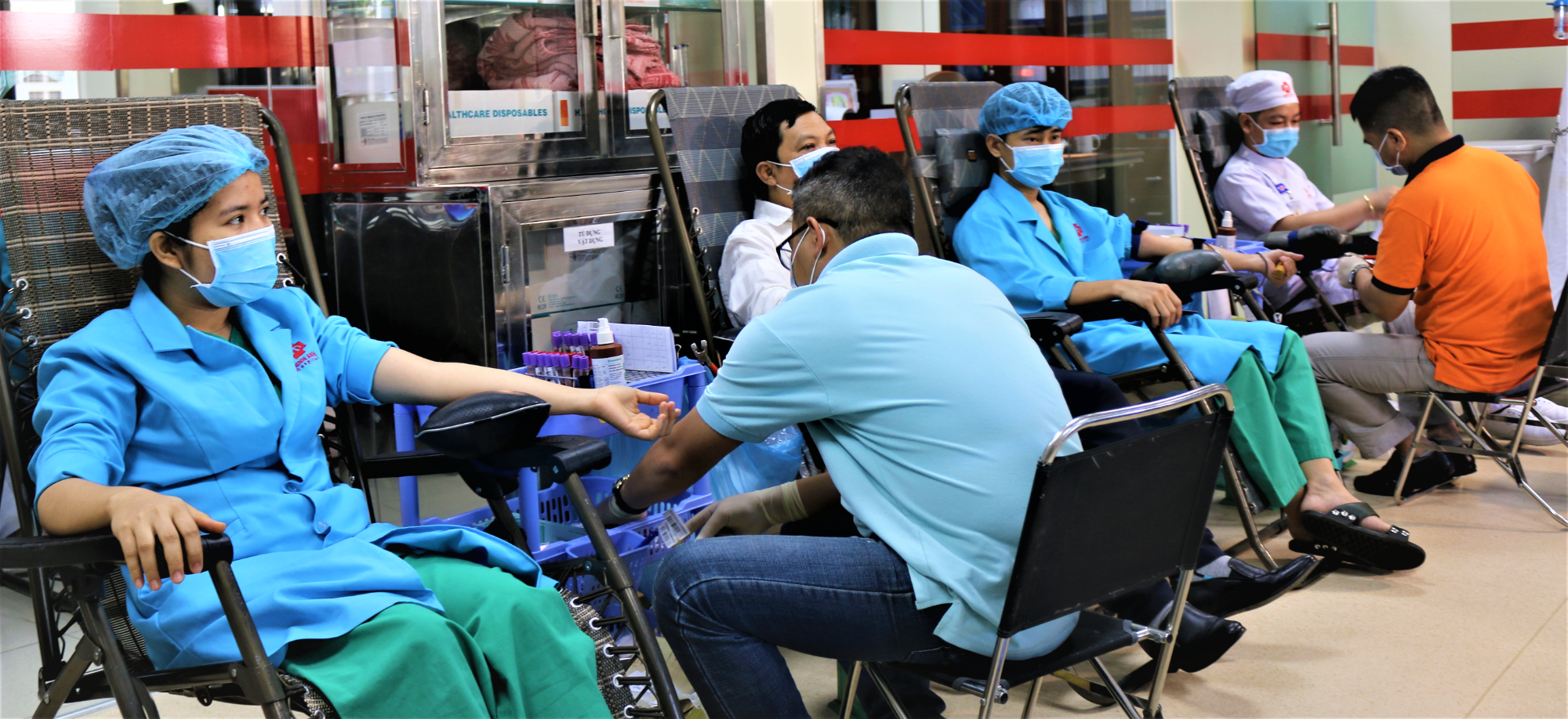 Đông đảo nhân viên BVQT Minh Anh hiến máu tình nguyện