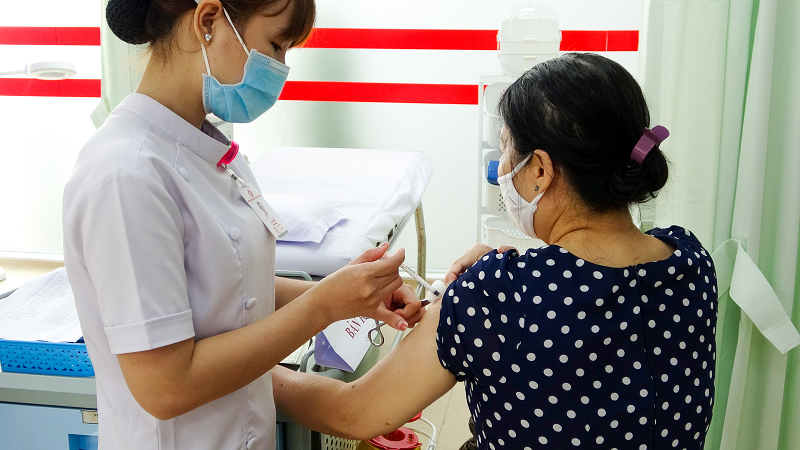 Nhân viên BVQT Minh Anh đang tiêm ngừa cho đồng nghiệp Bệnh viện Đa khoa Nam Sài Gòn