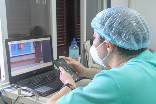 2 Thành viên đội tiêm chủng ngừa covid 19 BVQT Minh Anh tập huấn online an toàn trong tiêm chủng