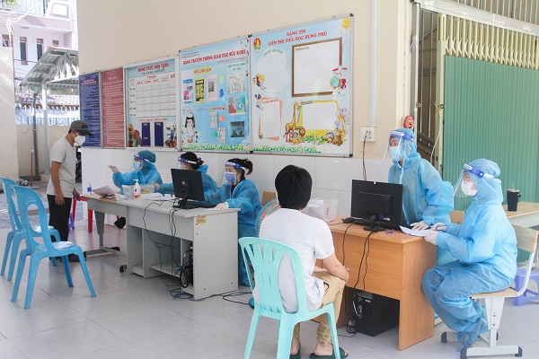 Người dân đến làm thủ tục tại điểm tiêm trường Hưng Phú