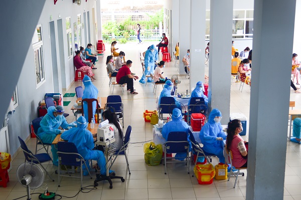 Quang cảnh tại điểm tiêm trường tiểu học Hồng Đức Q8