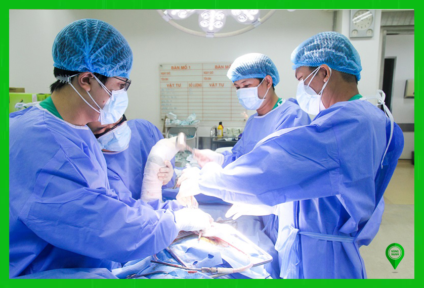 2 Kíp phẫu thuật thay khớp háng cho bệnh nhân